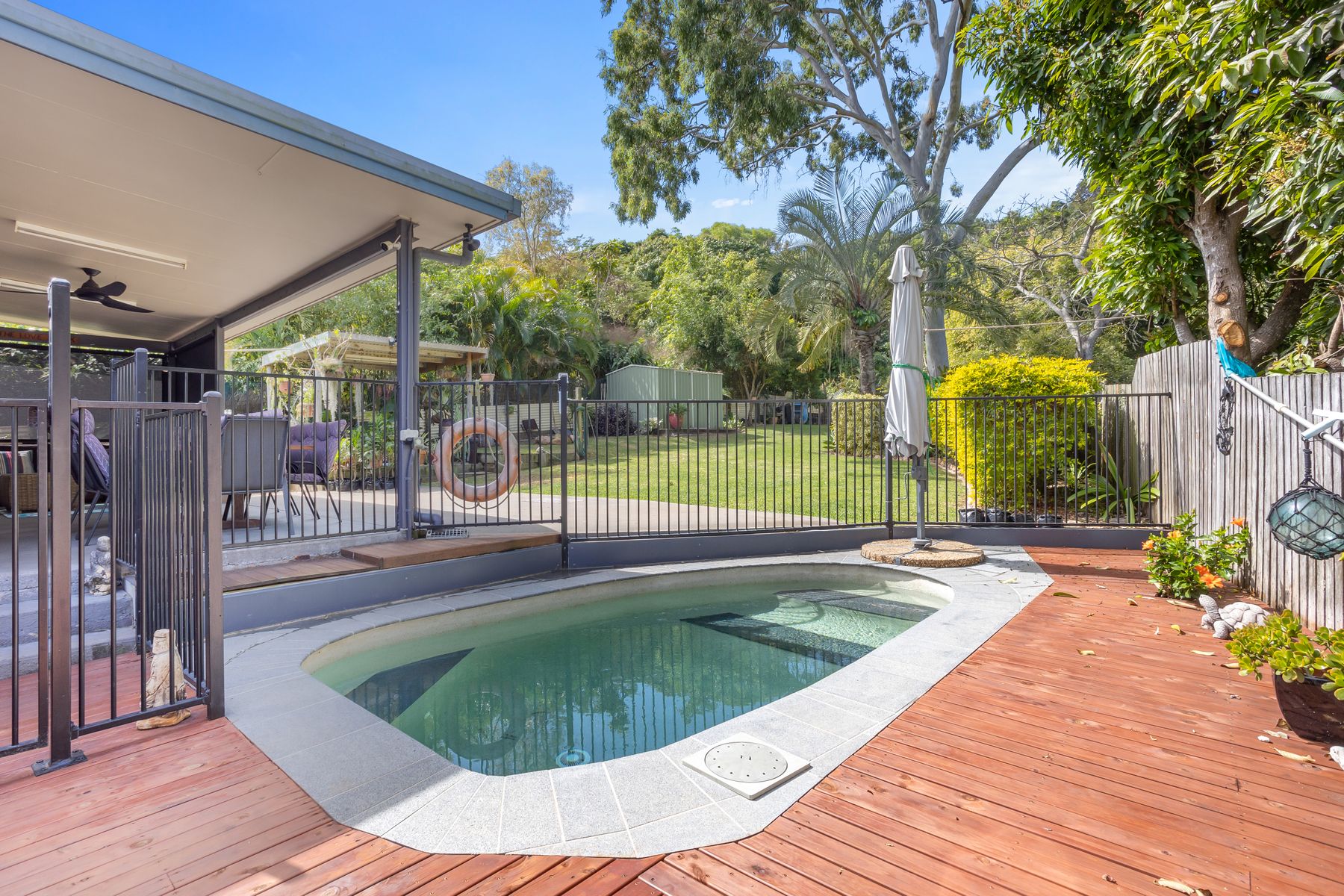 Family Home with large private entertainment area and pool, backing onto National Park. Close to CBD and schools.